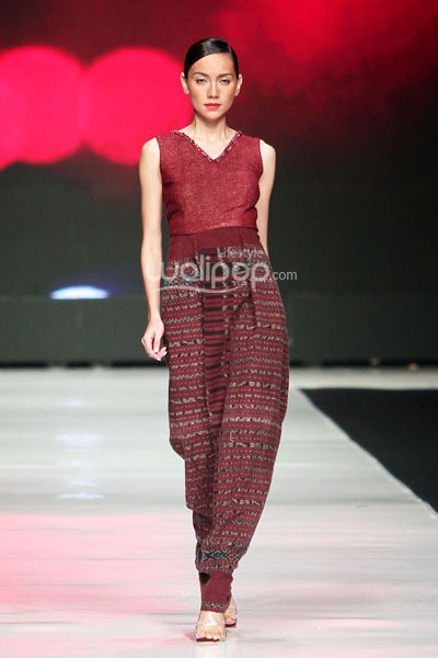 Jakarta, Indonesia - 22 Oktober 2013. Oscar Lawalata I am Indonesian. Jakarta Fashion Week 2014 at Senayan City. Jakarta. [Foto: Mohammad Abduh/Wolipop]