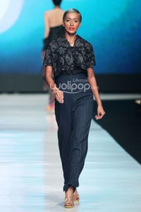 Jakarta, Indonesia - 22 Oktober 2013. Oscar Lawalata I am Indonesian. Jakarta Fashion Week 2014 at Senayan City. Jakarta. [Foto: Mohammad Abduh/Wolipop]