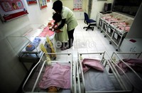 Para nasabah cilik belajar menjadi perawat.