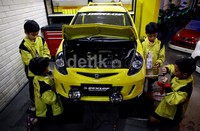 Para nasabah cilik menjadi mekanik.