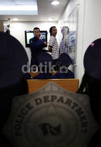 Anak-anak tersebut tampak serius mendengarkan arahan.