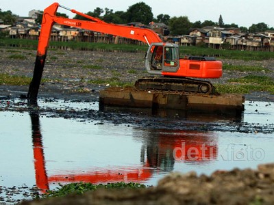 Waduk Pluit Dibersihkan