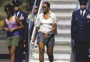 Penyesalan Fashion Michelle Obama: Turun dari Pesawat Pakai Celana Pendek