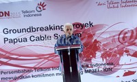 Hatta Rajasa menyampaikan pidato sambutannya sebelum melakukan groundbreaking Papua Cable System ini.