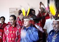 Hatta mendapat penghormatan dengan dipasangkan mahkota bertatahkan burung Cendrawasih bersama dengan Gubernur Papua.