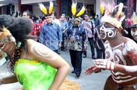 Hatta disambut dengan tarian Tagusasu.