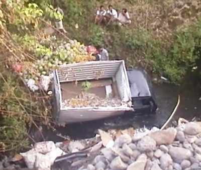 Pick Up Muat Buah Terjun ke Jurang Sedalam 20 Meter, Sopir Selamat