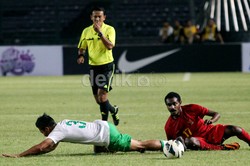 Salah satu pemain Indonesia terjatuh saat dilanggar oleh pemain Papua Nugini.