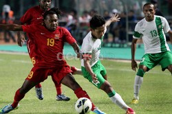 Andik mendapat pengawalan ketat dari para pemain Papua Nugini.