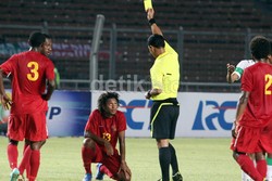 Pemain Papua Nugini, Bala Roland mendapat kartu kuning.