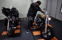 Pengunjung melihat-lihat motor yang dipamerkan dari tanggal 23 hingga 24 November 2013 tersebut.