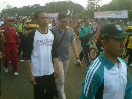 Jokowi Jalan Sehat Bareng Ratusan Guru dari Monas ke Bundaran HI