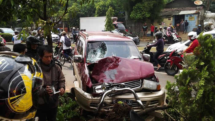 Kijang Tabrak 2 Pemotor Hingga Tewas di Margonda