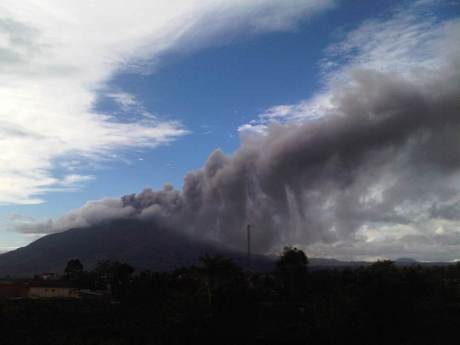 Cegah Efek Abu Vulkanik, Warga Sekitar Sinabung Diimbau Pakai Pelindung