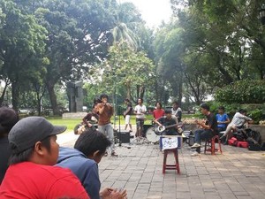 Olahraga Sambil Menikmati Live Music di Taman Suropati