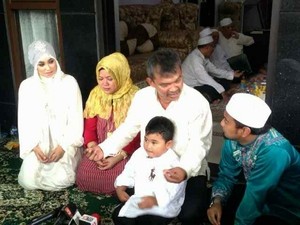 Septi Sanustika Hibur Anak Yatim dan Janda, Minta Doa untuk Fathanah