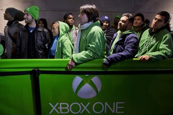     Xbox One dijual selang seminggu dari waktu kehadiran PlayStation 4 di rak toko. Soal harga, Microsoft membanderol perangkat ini USD 499, lebih mahal USD 100 dari pesaingnya. (kredit foto: gettyimages)