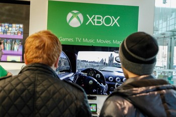     Xbox One juga bisa digunakan untuk memutar kepingan Blu-ray. Dalam pengoperasiannya, Xbox One diklaim bisa meminimalisir suara berisik. (kredit foto: gettyimages)     
