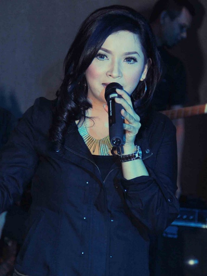 Lewat Mantan Kekasih, Restina Siap Gebrak Musik Indonesia