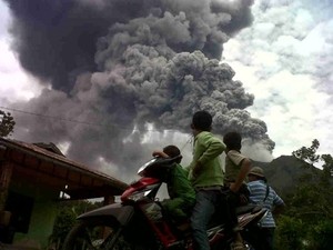 Telkomsel Kerahkan Combat di Gunung Sinabung