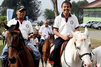 Menpora menaiki kuda, saat menutup final final kejuaraan internasional Gading Open 2013 FEI Wolrd Cup.
