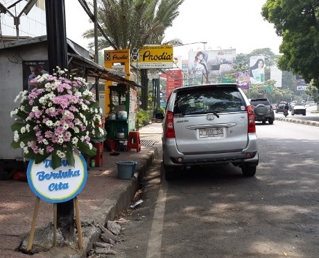Mobil BMW Tabrak Tiang Reklame, Satu Penumpang Tewas