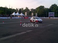Suara knalpot menderu memenuhi Senayan Jakarta, tidak sedikit sambutan tepuk tangan penonton diberikan berkat kelihaian duduk di balik setir kemudi.