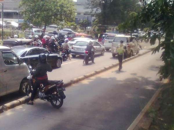 Ahok Komentari Pemotor Gotong Royong Angkat Motor Lewati Separator Busway