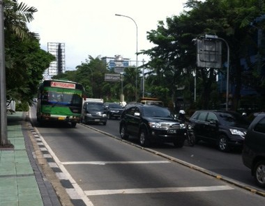 Bak Kucing Garong, Pelanggar Masih Embat Jalur TransJ