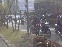 Demi lancar banyak pemotor melawan arah di daerah PIK. (Foto Beta Gama).