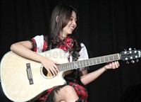 Jeje mempertunjukkan kepiawaiannya bermain gitar.