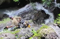 Begitu tiba di tingkatan air terjunnya yang pertama, sudah terlihat air terjun tingkatannya yang kedua. Cara untuk menuju ke tiap tingkatannya adalah dengan mendaki! (Afif/detikTravel)