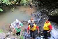Saat mendaki air terjun tingkat 9, rasanya sangat dingin. Menurut kepala desa setempat, Mitra Jon saat musim hujan debit airnya lebih deras lagi. Sehingga, bebatuan yang Anda pijak tak bakal terlihat oleh mata (Afif/detikTravel)