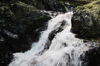 Cipratan dari air terjun 9 tingkat pun cukup dingin. Meski begitu, Anda bisa membasuh muka dan merasakan kesegarannya (Afif/detikTravel)