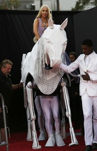 Tiba di lokasi acara, Lady Gaga tampil menaiki 'kuda putih' dan langsung menjaid sorotan. REUTERS/Mario Anzuoni.