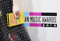     Ia juga membawa tas unik berbentuk kotak berwarna kuning seperti buku dari koleksi Olympia Le Tan yang bertuliskan 'Webster New World Dictionary'. REUTERS/Mario Anzuoni.