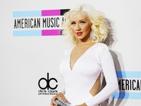     Di lengkapi dengan panel cut-out di kedua sisi pinggangnya, Christina Aguilera nampak menggoda. REUTERS/Mario Anzuoni.