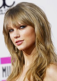     Taylor Swift nampak mempesona lewat senyuman manisnya. REUTES/Mario Anzuoni.