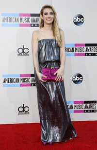 Aktris Emma Roberts tampil mengenakan Lanvin dress berkilau dipadu dengan tas berwarna pink dari Rodo. REUTERS/Mario Anzuoni.