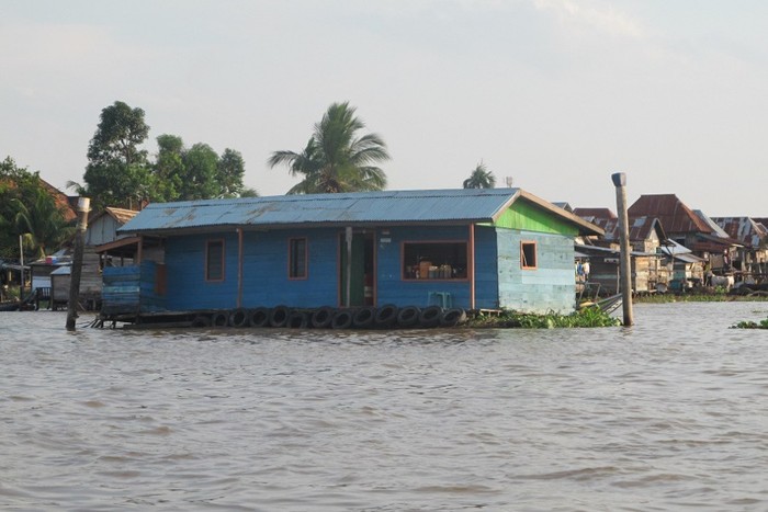 Ini Baru Unik! Pom Bensin di Atas Sungai Musi