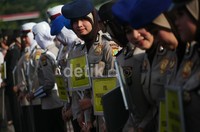 Peragaan pakaian dinas untuk polwan berjilbab ini digelar di Lapangan Lalu Lintas Polda Metro Jaya.