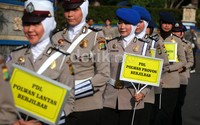 Dalam peragaan ini ada 15 polwan lalu lintas yang memeragakan pakaian dinas berjilbab dari masing-masing Satker yakni PDH dan PDL Lalu Lintas, Brimob, Provost, Polair, Pengamanan Objek Vital (Pam Obvit).