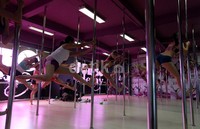 Daya tahan, kekuatan, dan stamina adalah syarat mutlak yang harus dimiliki oleh mereka yang tertarik untuk mencoba pole dance.