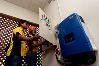 Petugas mengecek panel surya di rumah pelanggan.