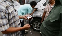 Warga memasang Radio Frequency Identification (RFID) di mobilnya.
