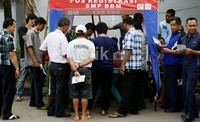 Warga mengantre untuk memasang RFID di mobilnya.