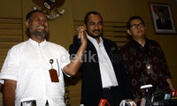 Ketua KPK Abraham Samad (tengah) didampingi Wakil Pimpinan KPK Bambang Widjojanto dan  Deputi Penindakan KPK Warih Sadono sebelum memberikan keterangan pers. Lamhot Aritonang/detikFoto.