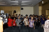 Wartawan keluar dari konferensi pers saat pimpinan KPK menyampaikan keterangan. Lamhot Aritonang/detikFoto.
