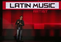 Musisi latin Marc Anthony menerima penghargaan Favorite Latin Artist. REUTERS/Lucy Nicholson.