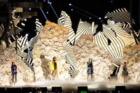 2NE1 menyanyikan lagu 'Lonely' dan lagu terbarunya 'I Miss You'. (MAMA 2013)